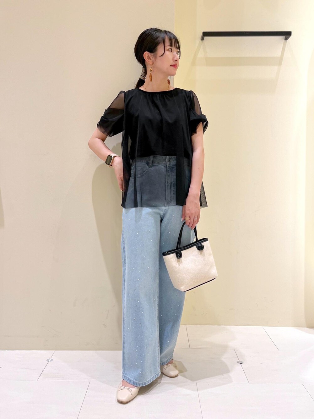 ブルー系のデニムパンツ、ホワイト系のバレエシューズ、グレー系のノーカラージャケットを着用したレディースの春コーディネートの9枚目の写真