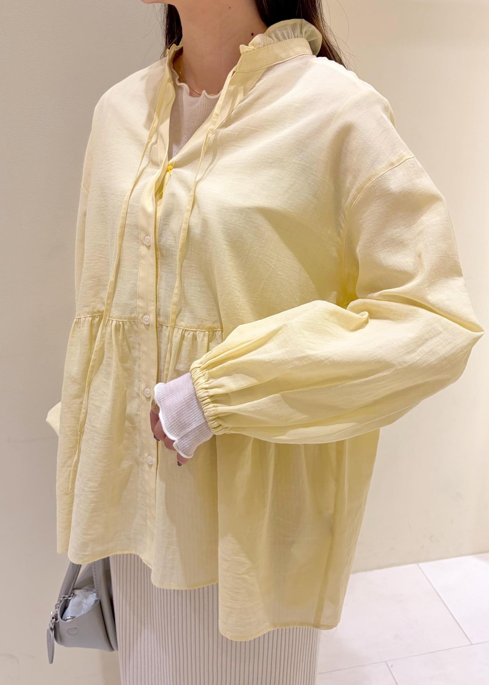 ホワイト系のTシャツ/カットソー、シルバー系のショルダーバッグ、ホワイト系のスカートを着用したレディースの春コーディネートの5枚目の写真