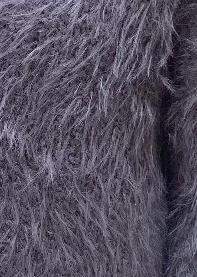 ブラック系のショルダーバッグ、ブルー系のその他パンツ、ブラック系のローファーを着用したレディースの冬コーディネートの6枚目の写真