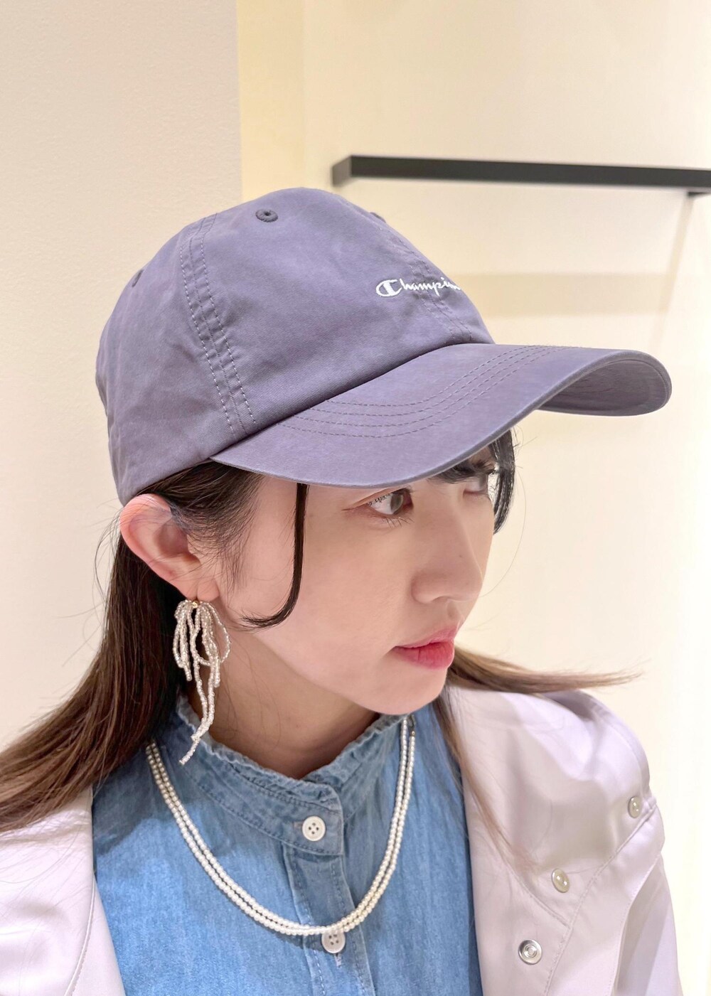 シルバー系のトートバッグ、ブラック系のスカート、ブルー系のシャツ/ブラウスを着用したレディースの春コーディネートの4枚目の写真