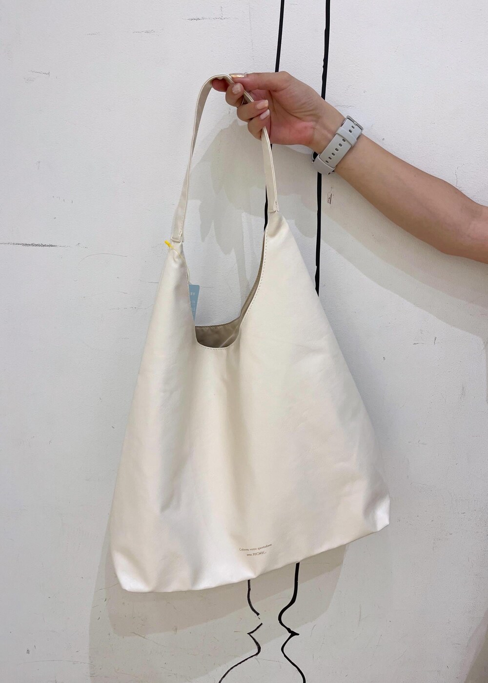 イエロー系のその他パンツ、ホワイト系のトートバッグ、ブラック系のサンダルを着用したレディースの夏コーディネートの9枚目の写真