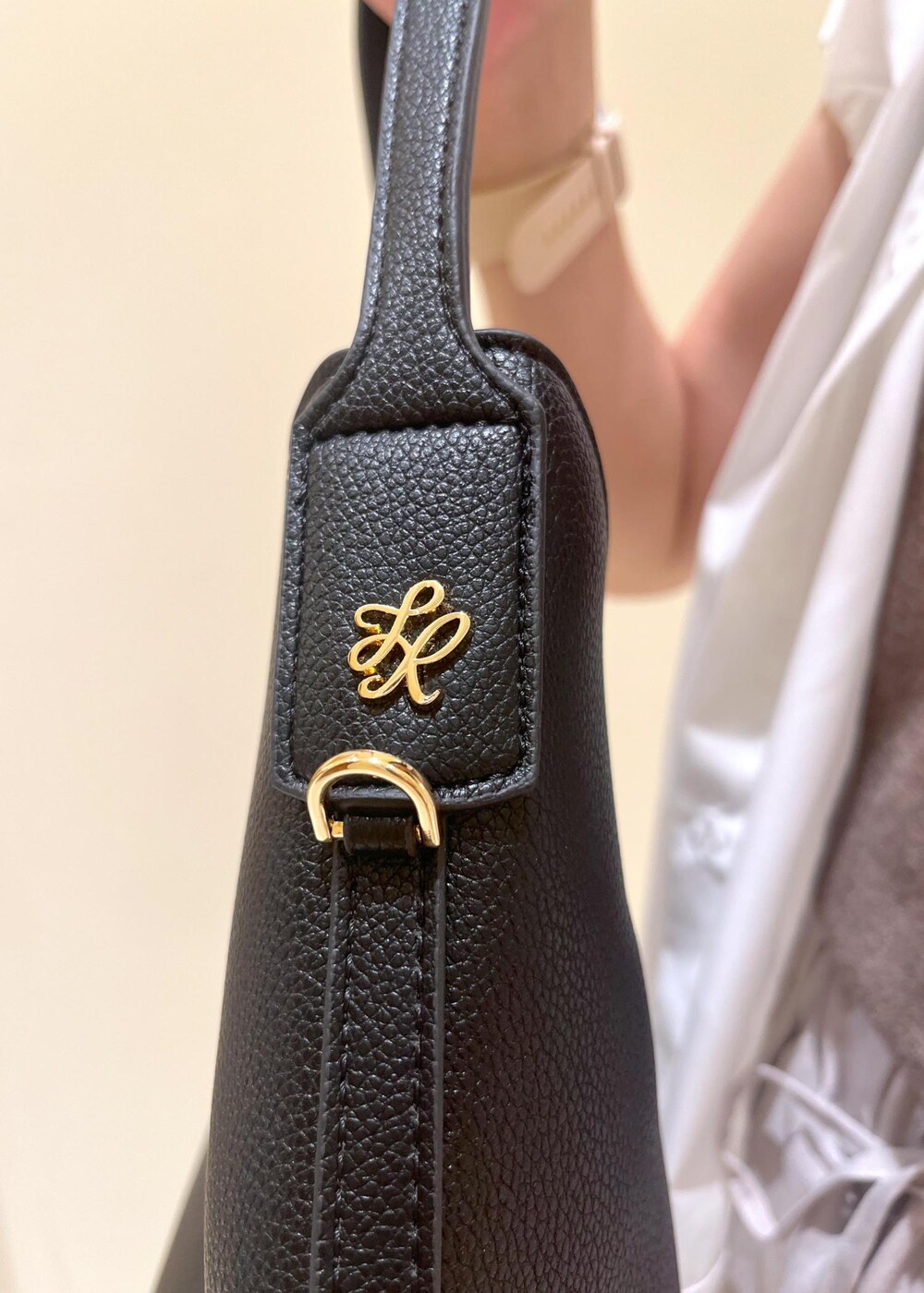 その他のニット/セーター、ベージュ系のその他パンツ、ブラック系のサンダルを着用したレディースの夏コーディネートの9枚目の写真