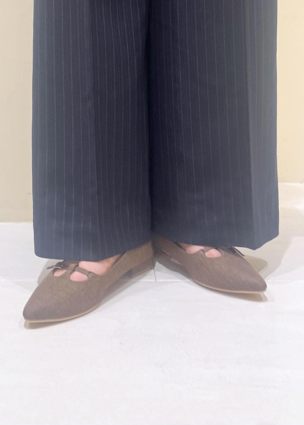 ホワイト系のカーディガン/ボレロ、ブルー系のその他パンツ、ブラウン系のパンプスを着用したレディースの秋コーディネートの10枚目の写真
