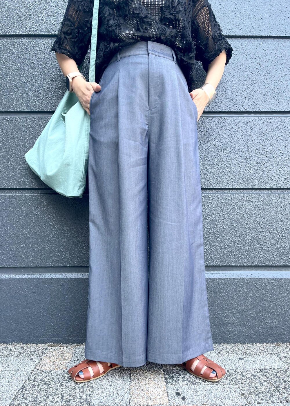 グレー系のタンクトップ、ブラック系のTシャツ/カットソー、ブルー系のその他パンツを着用したレディースの春コーディネートの6枚目の写真