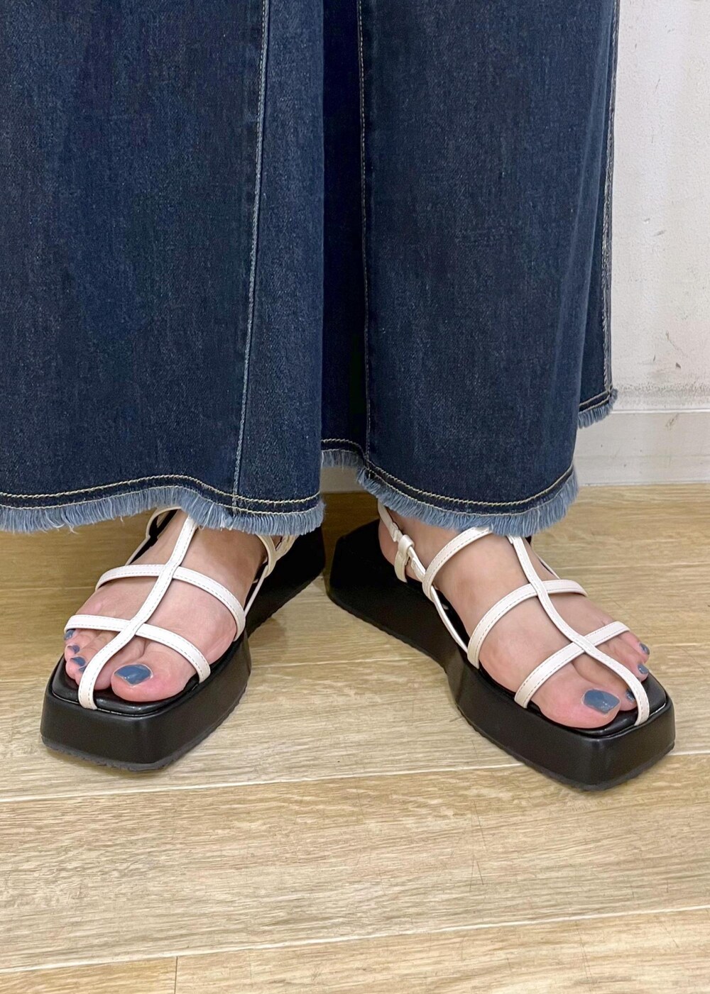 ホワイト系のサンダル、ブラック系のトートバッグ、グレー系のスウェットを着用したレディースの夏コーディネートの10枚目の写真