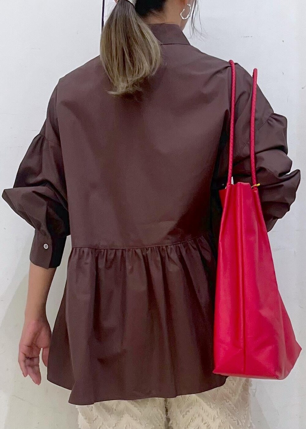 ブラウン系のシャツ/ブラウス、グレー系のパンプス、ベージュ系のその他パンツを着用したレディースの秋コーディネートの7枚目の写真