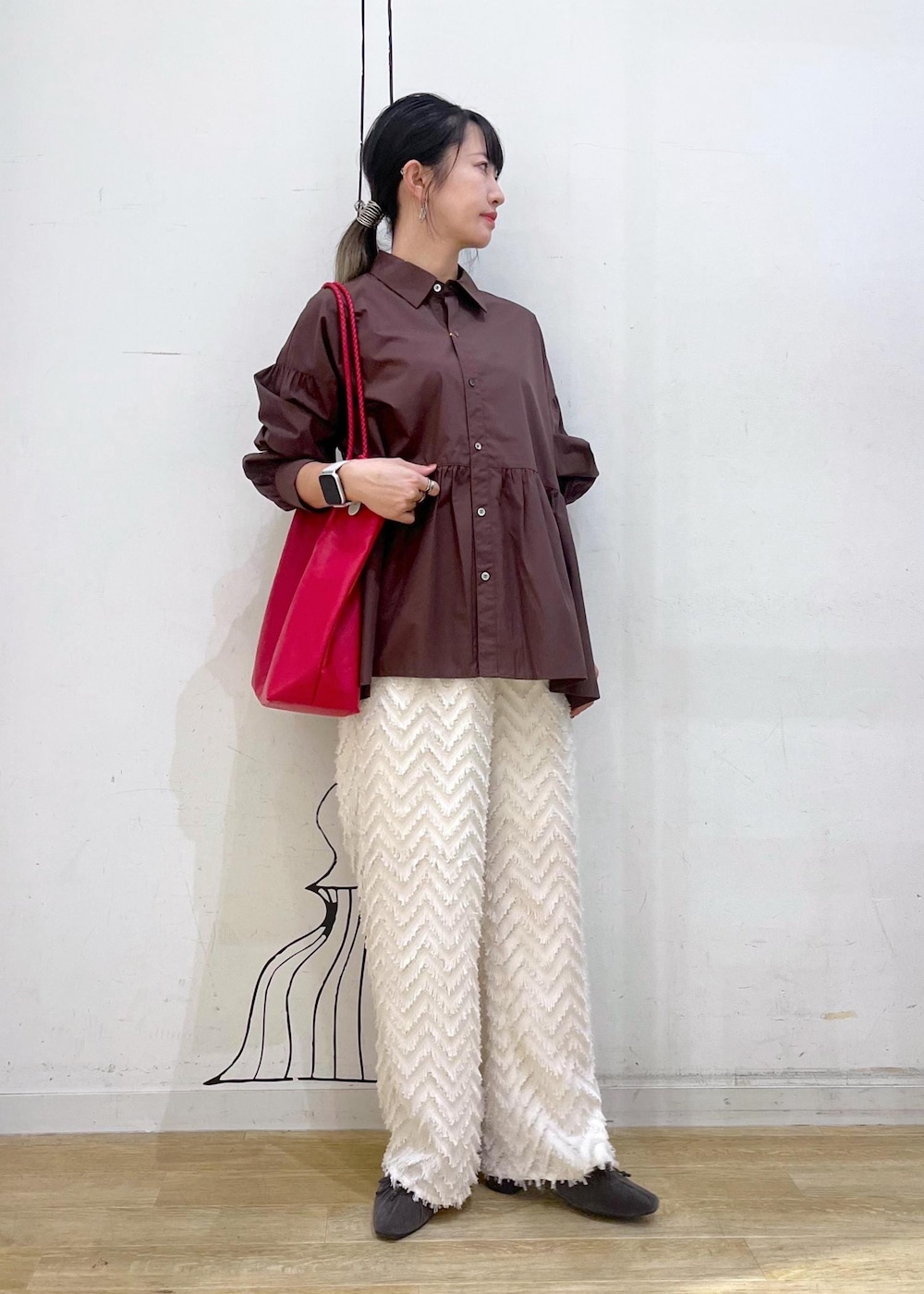 ブラウン系のシャツ/ブラウス、グレー系のパンプス、ベージュ系のその他パンツを着用したレディースの秋コーディネートの2枚目の写真