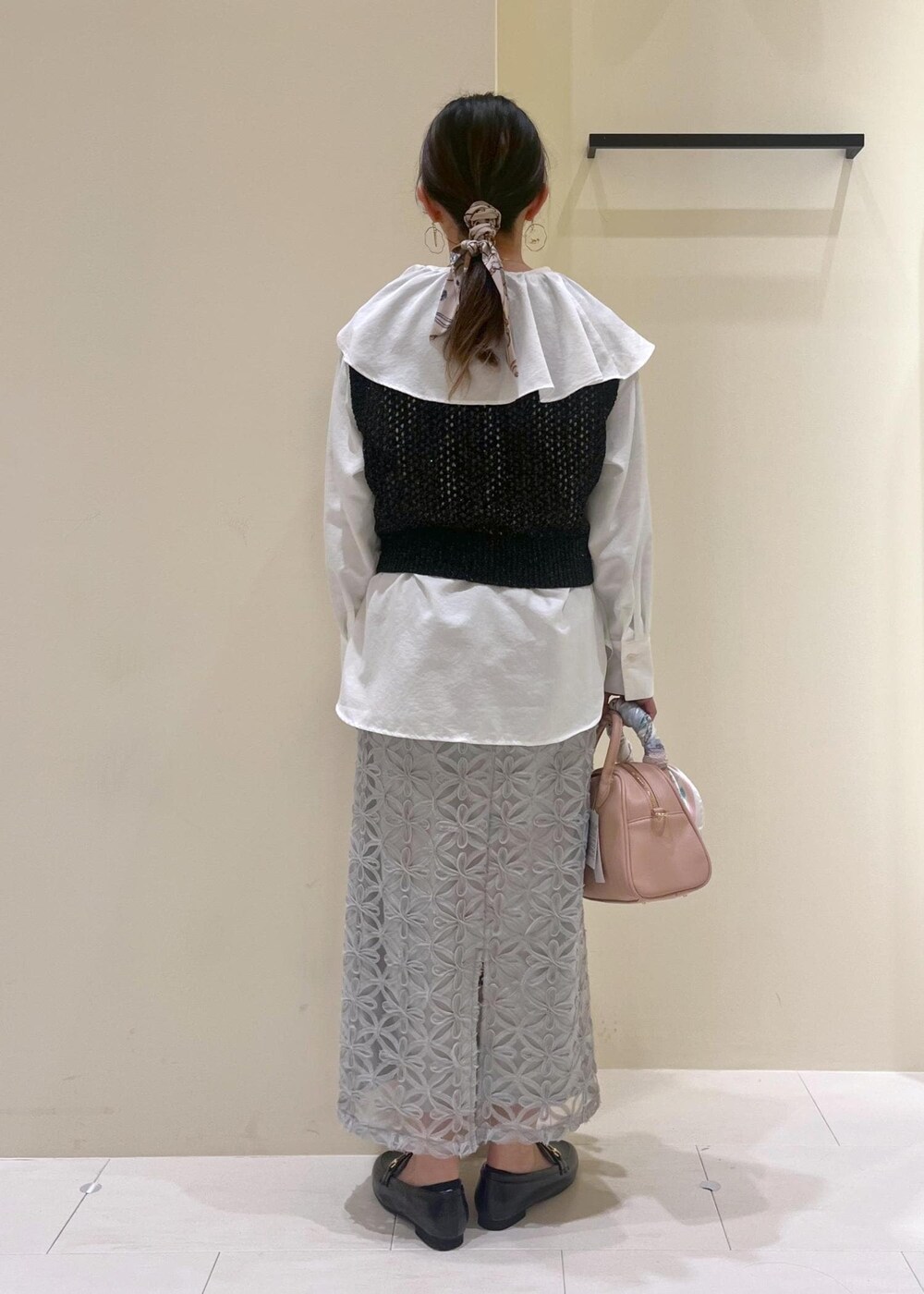 ブラック系のローファー、グレー系のスカート、ホワイト系のシャツ/ブラウスを着用したレディースの春コーディネートの4枚目の写真