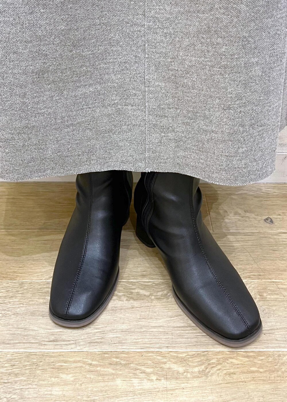 ホワイト系のショルダーバッグ、ブラック系のブーツ、ホワイト系のニット/セーターを着用したレディースの冬コーディネートの10枚目の写真