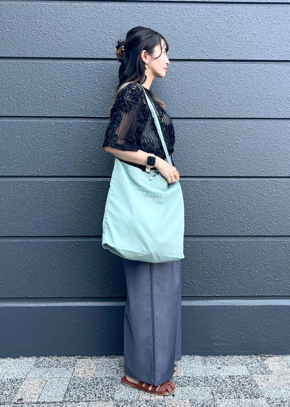 グレー系のタンクトップ、ブラック系のTシャツ/カットソー、ブルー系のその他パンツを着用したレディースの春コーディネートの2枚目の写真