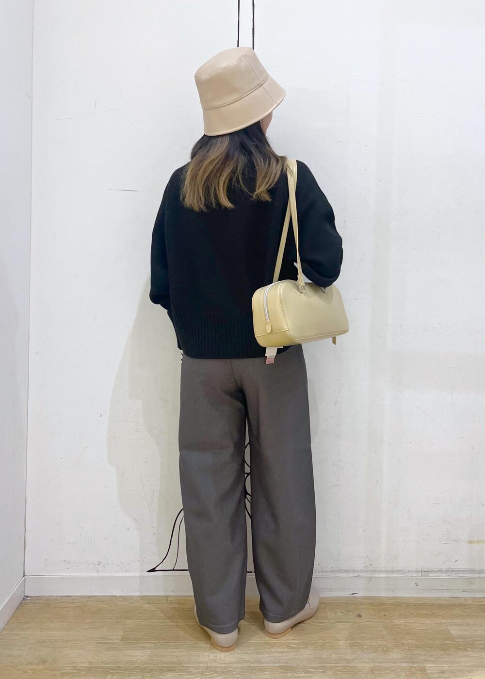 ベージュ系のローファー、ブラック系のニット/セーター、ホワイト系のニット/セーターを着用したレディースの冬コーディネートの4枚目の写真