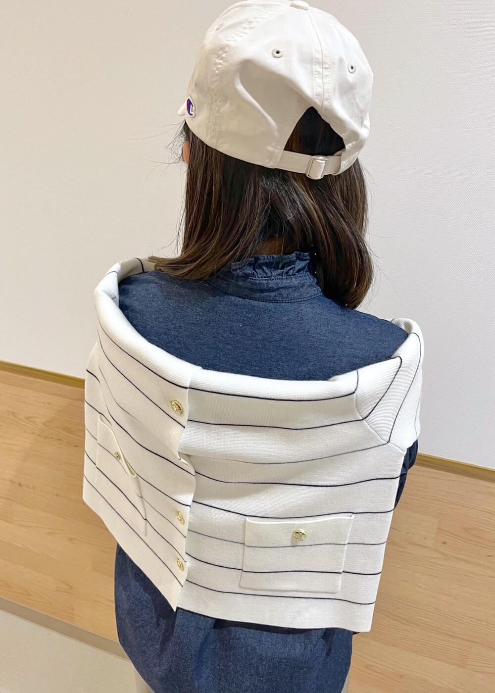 ブラック系のローファー、ブラック系のハンドバッグ、ブラック系のパンプスを着用したレディースの冬コーディネートの6枚目の写真