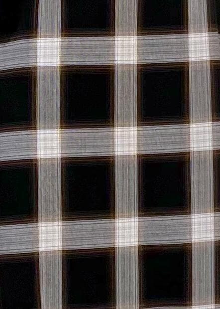 ブラック系のワンピース、イエロー系のシャツ/ブラウス、ブラック系のローファーを着用したレディースの夏コーディネートの8枚目の写真