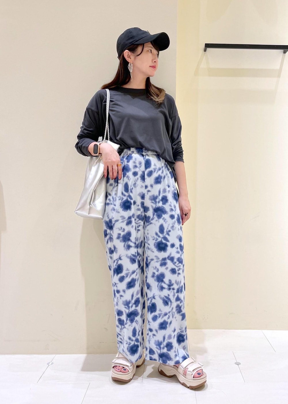 シルバー系のトートバッグ、ブルー系のその他パンツ、グレー系のTシャツ/カットソーを着用したレディースの春コーディネートの3枚目の写真