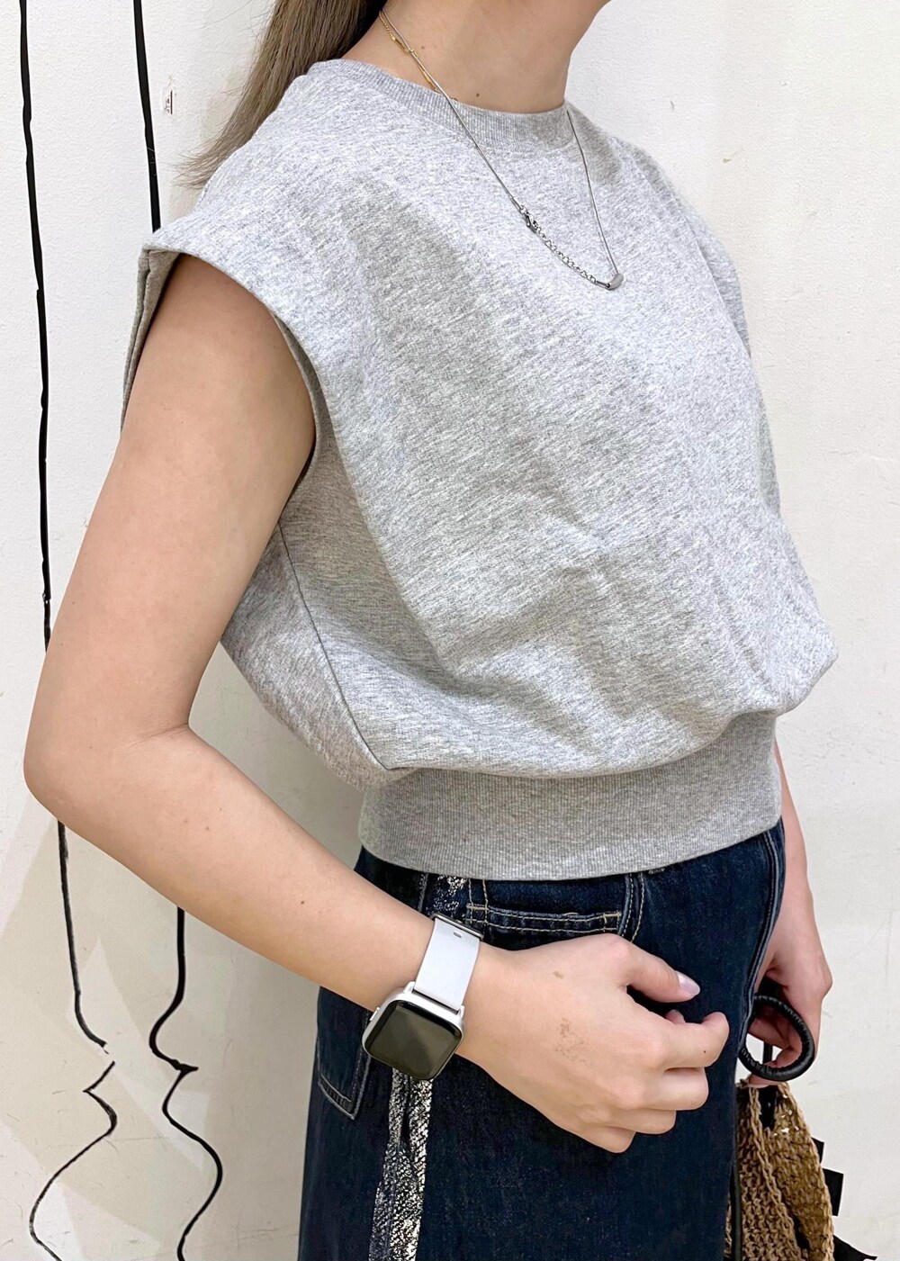 ホワイト系のサンダル、ブラック系のトートバッグ、グレー系のスウェットを着用したレディースの夏コーディネートの4枚目の写真