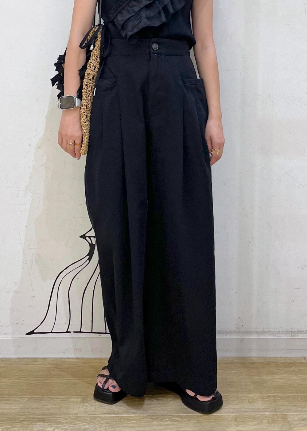 ブラック系のニット/セーター、ブラック系のサンダル、ブラック系のその他パンツを着用したレディースの夏コーディネートの9枚目の写真