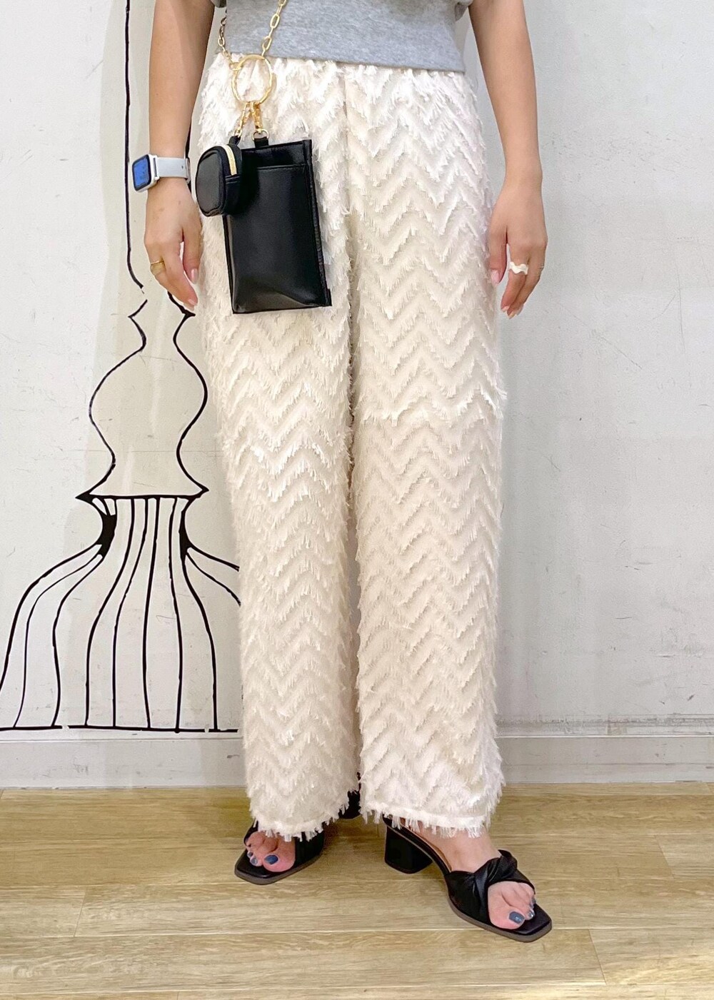 ブラック系のサンダル、グレー系のスウェット、ベージュ系のその他パンツを着用したレディースの夏コーディネートの8枚目の写真