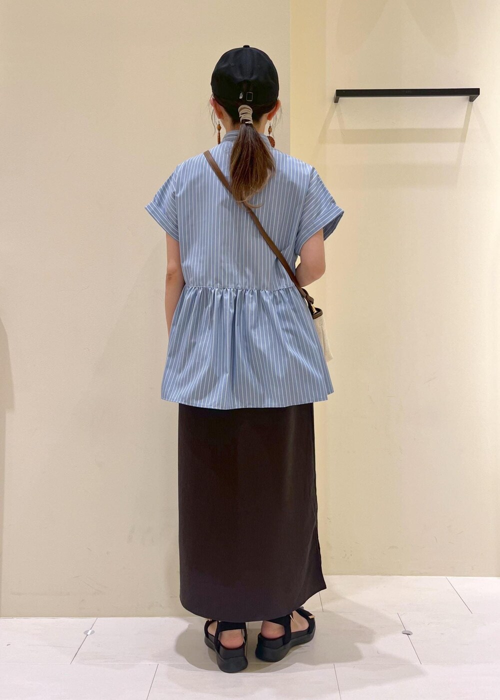 グレー系のタンクトップ、ブラック系のサンダル、グレー系のワンピースを着用したレディースの春コーディネートの4枚目の写真