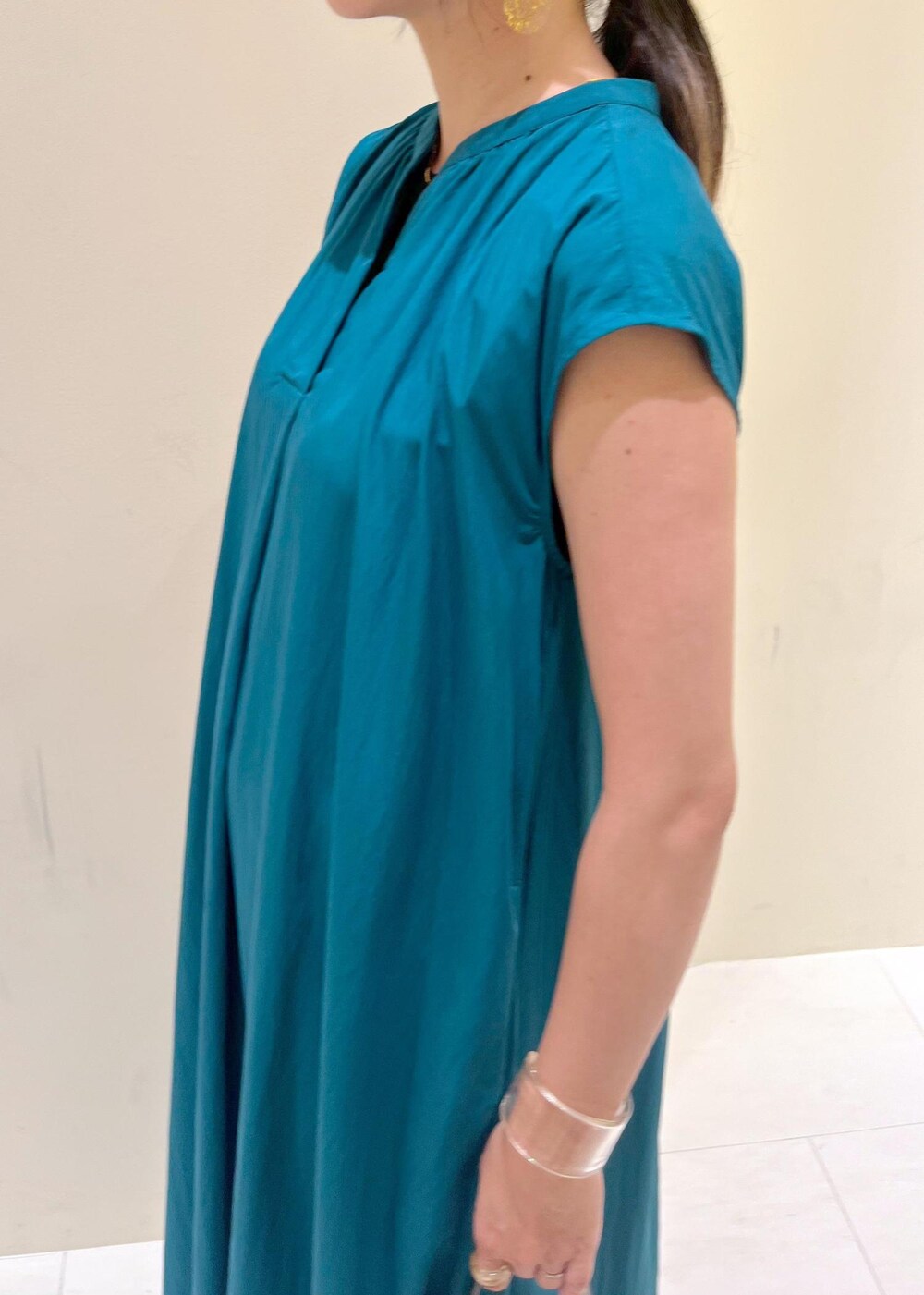 グリーン系のワンピース、ブラック系のニット/セーター、ベージュ系のその他パンツを着用したレディースの夏コーディネートの7枚目の写真