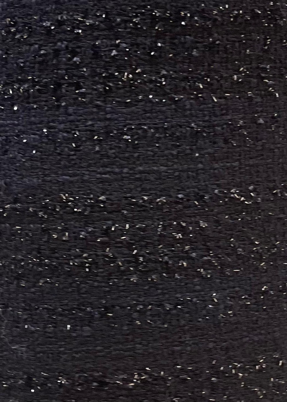 ブルー系のスカート、ホワイト系のTシャツ/カットソー、ブルー系のニット/セーターを着用したレディースの冬コーディネートの7枚目の写真