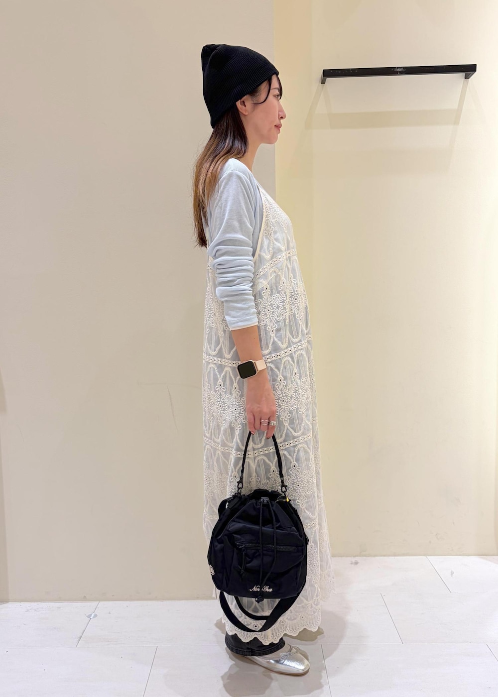 ブルー系のTシャツ/カットソー、ブラック系のデニムパンツ、ホワイト系のワンピースを着用したレディースの春コーディネートの2枚目の写真