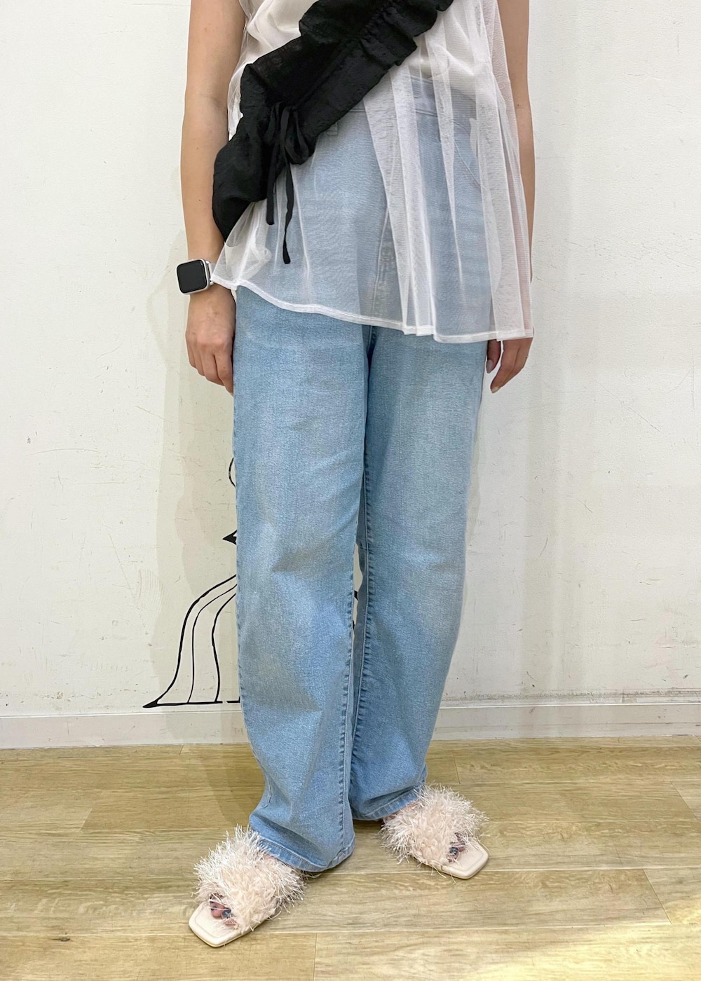 グレー系のTシャツ/カットソー、ベージュ系のサンダル、ブラック系のショルダーバッグを着用したレディースの夏コーディネートの8枚目の写真