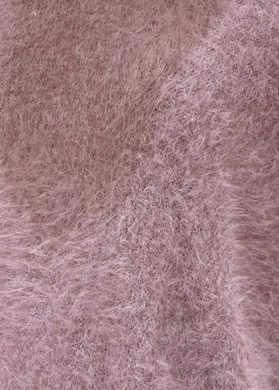 グレー系のタンクトップ、ブラック系のローファー、ブラック系のショルダーバッグを着用したレディースの夏コーディネートの6枚目の写真