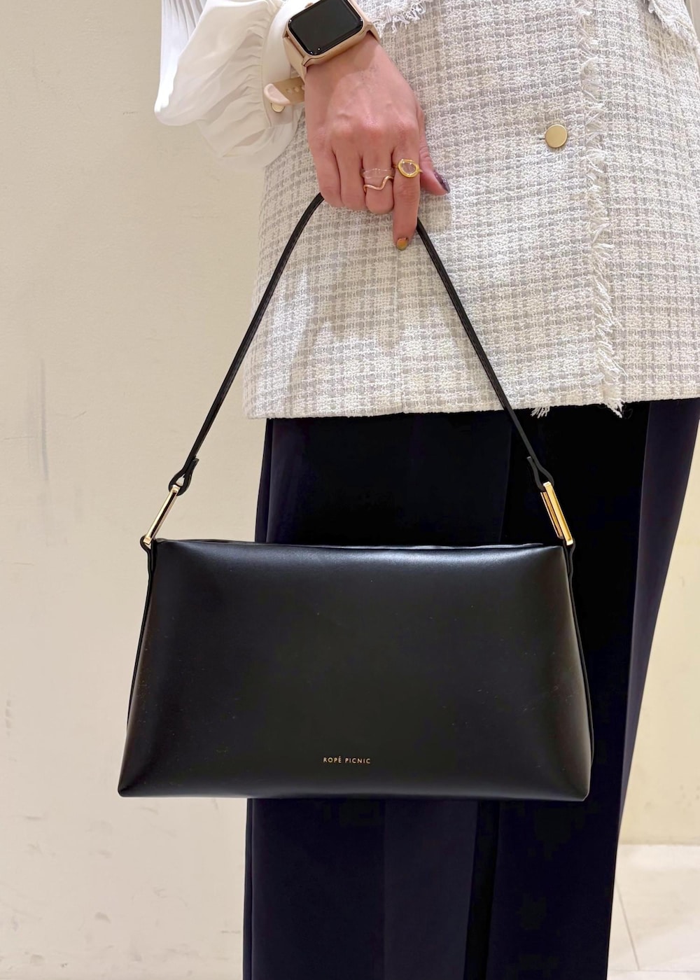 ブラック系のショルダーバッグ、ブルー系のその他パンツ、グレー系のベストを着用したレディースの冬コーディネートの9枚目の写真