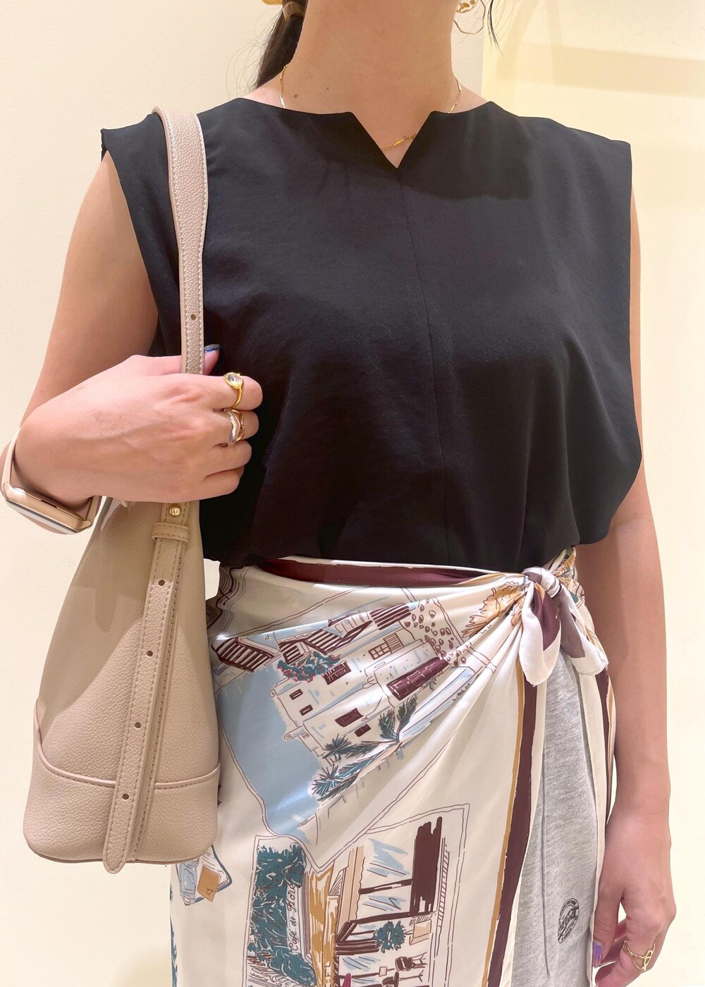 ブラック系のサンダル、グレー系のスカート、ブラック系のシャツ/ブラウスを着用したレディースの夏コーディネートの6枚目の写真