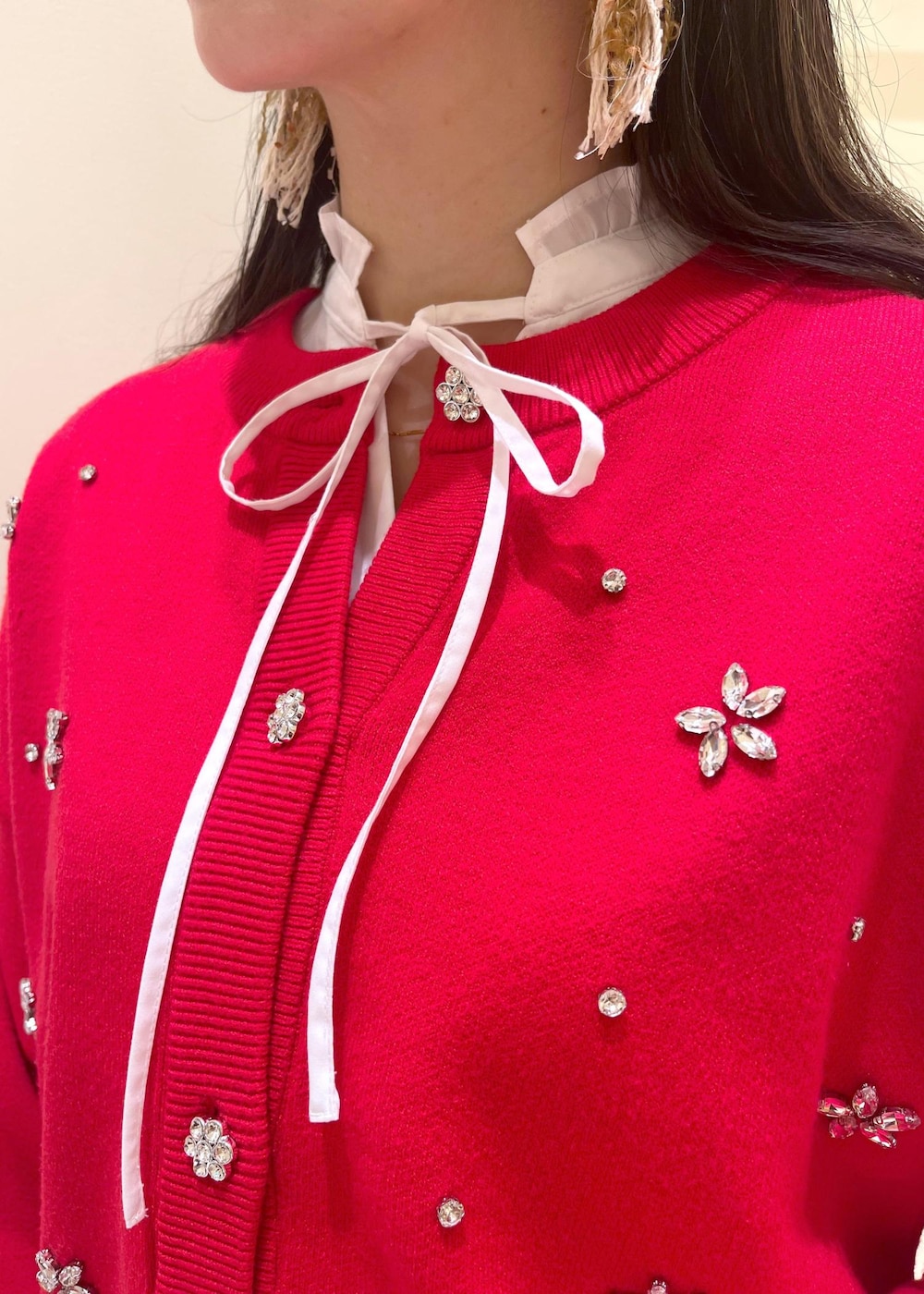 ベージュ系のスラックス、ホワイト系のシャツ/ブラウス、ブラック系のブーツを着用したレディースの冬コーディネートの4枚目の写真