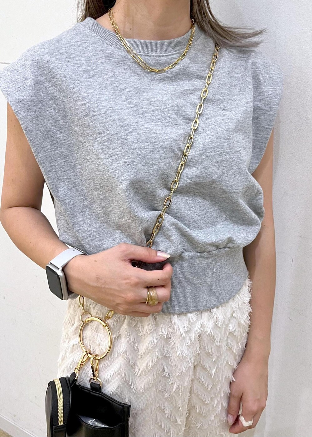 ブラック系のサンダル、グレー系のスウェット、ベージュ系のその他パンツを着用したレディースの夏コーディネートの6枚目の写真