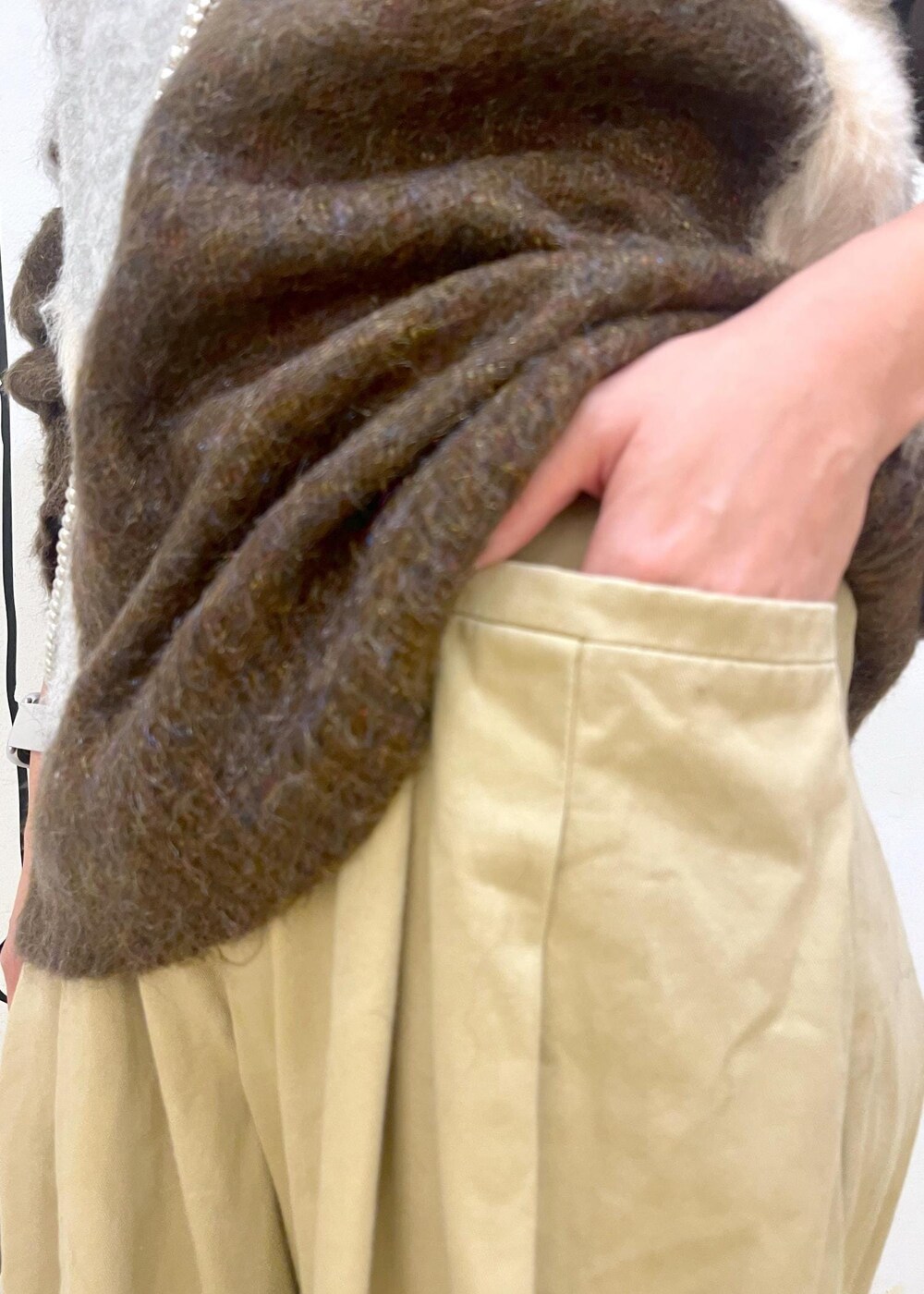 イエロー系のその他パンツ、ブラック系のショルダーバッグ、ブラウン系のニット/セーターを着用したレディースの秋コーディネートの7枚目の写真