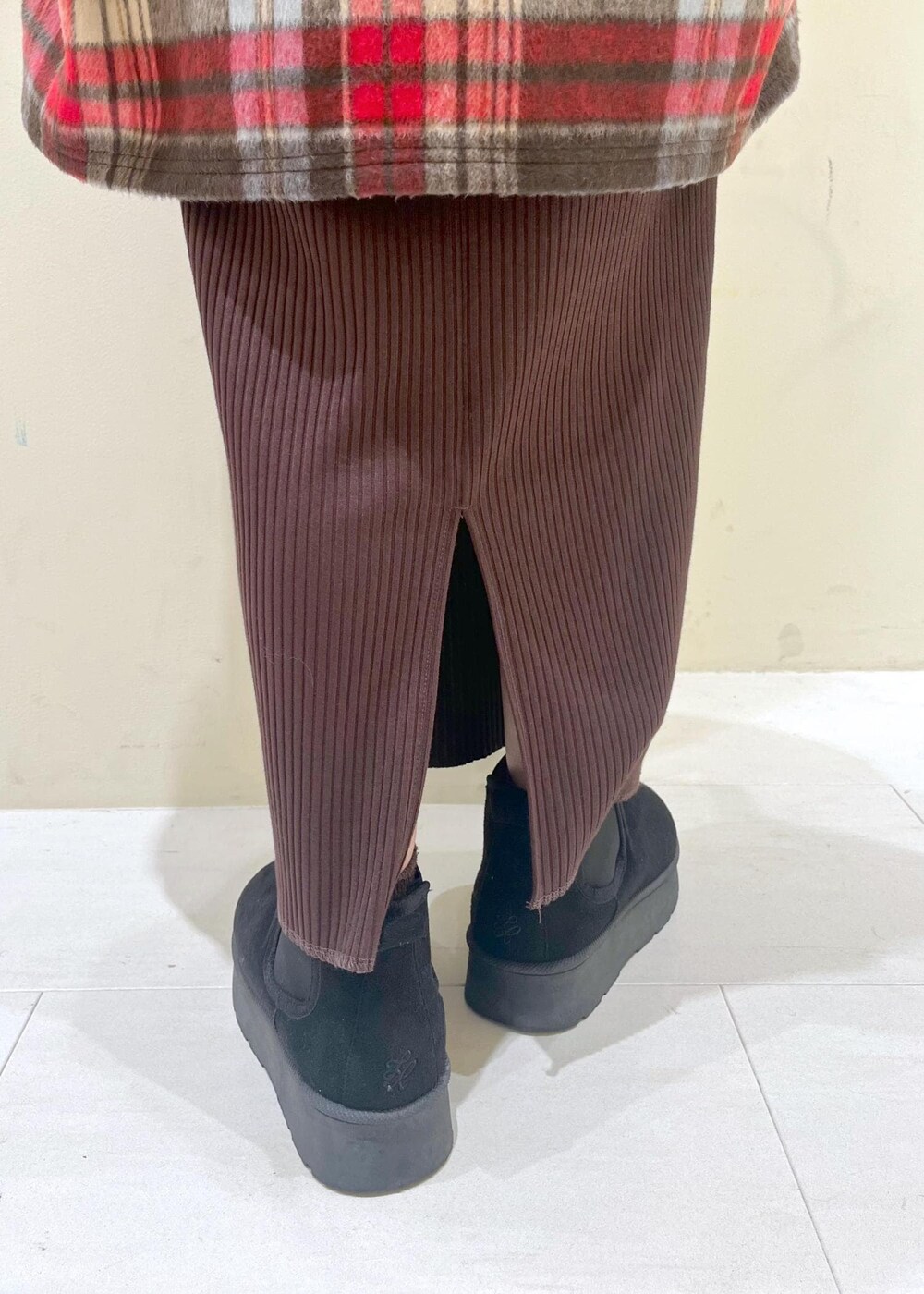 ブラック系のブーツ、ホワイト系のニット/セーター、シルバー系のハンドバッグを着用したレディースの冬コーディネートの8枚目の写真