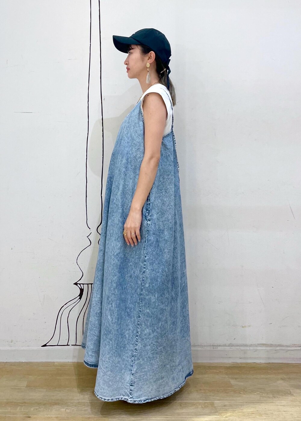 ブラック系のサンダル、ホワイト系のTシャツ/カットソー、ブルー系のワンピースを着用したレディースの夏コーディネートの2枚目の写真