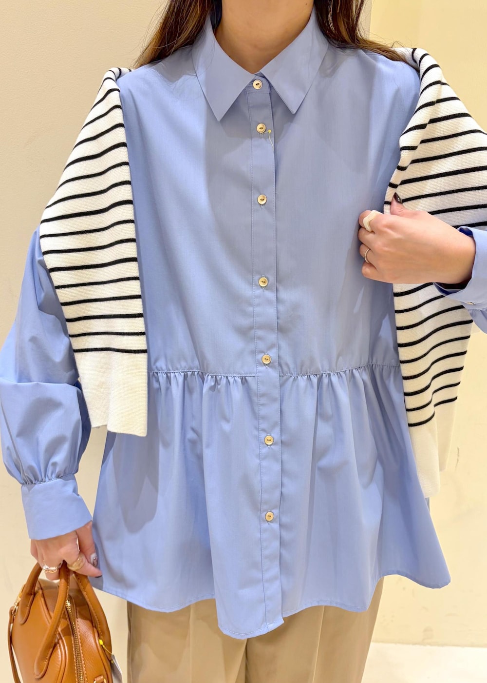 ホワイト系のバレエシューズ、イエロー系のショルダーバッグ、ベージュ系のチノパンツを着用したレディースの冬コーディネートの6枚目の写真