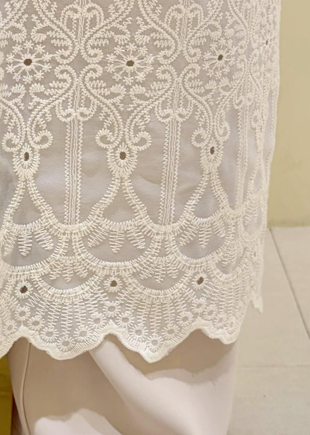 ベージュ系のパンプス、ホワイト系のワンピース、ベージュ系のその他パンツを着用したレディースの春コーディネートの8枚目の写真