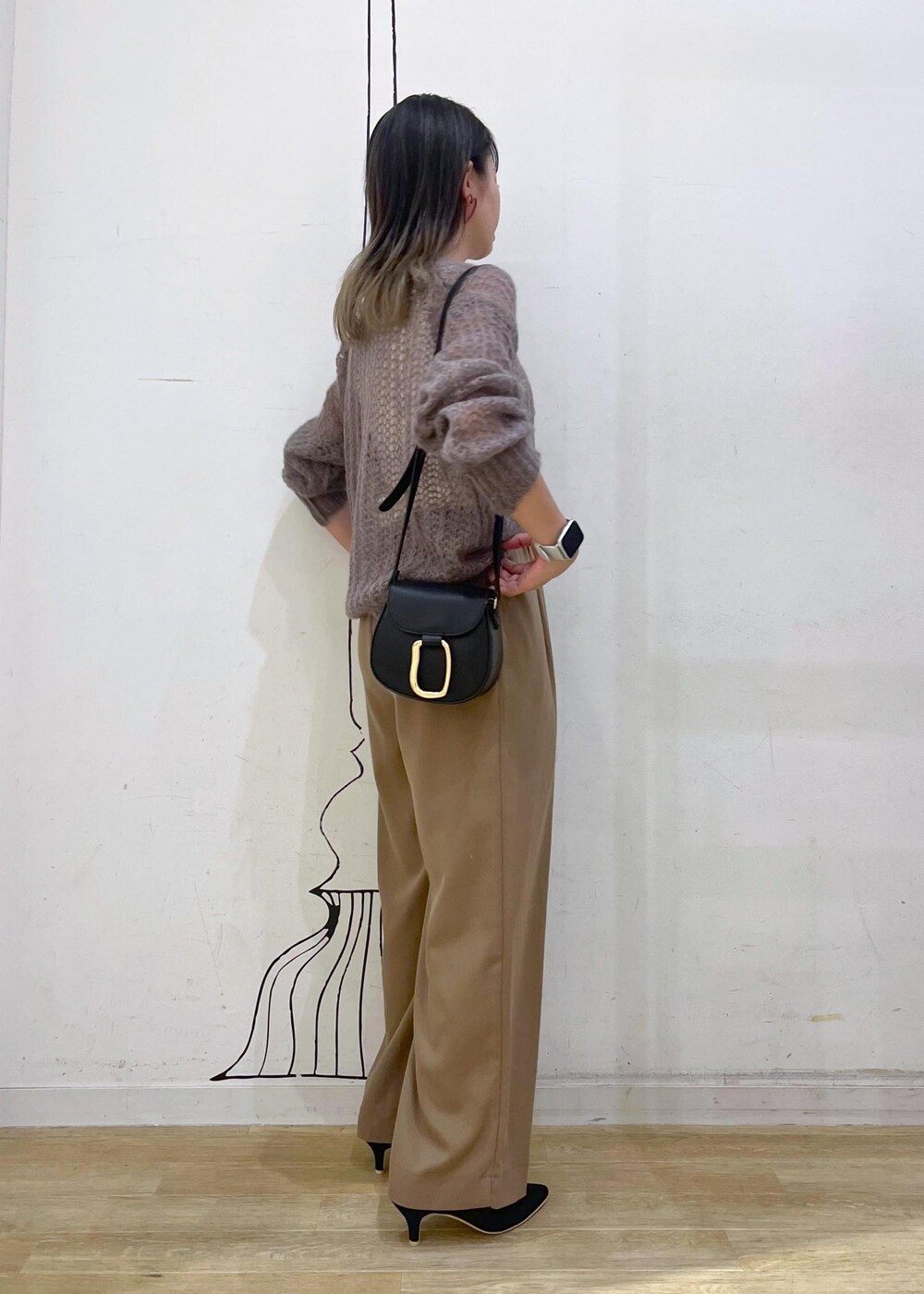 ブラック系のパンプス、ブラック系のパンプス、ブラック系のパンプスを着用したレディースの秋コーディネートの4枚目の写真