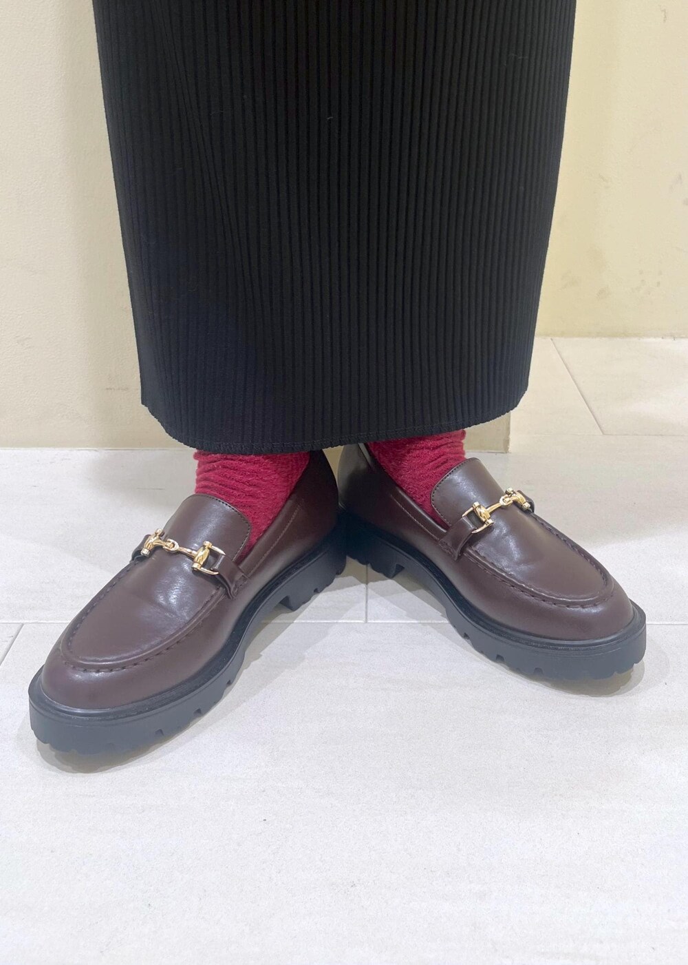 ホワイト系のTシャツ/カットソー、ブラウン系のニット/セーター、ブラウン系のローファーを着用したレディースの秋コーディネートの10枚目の写真