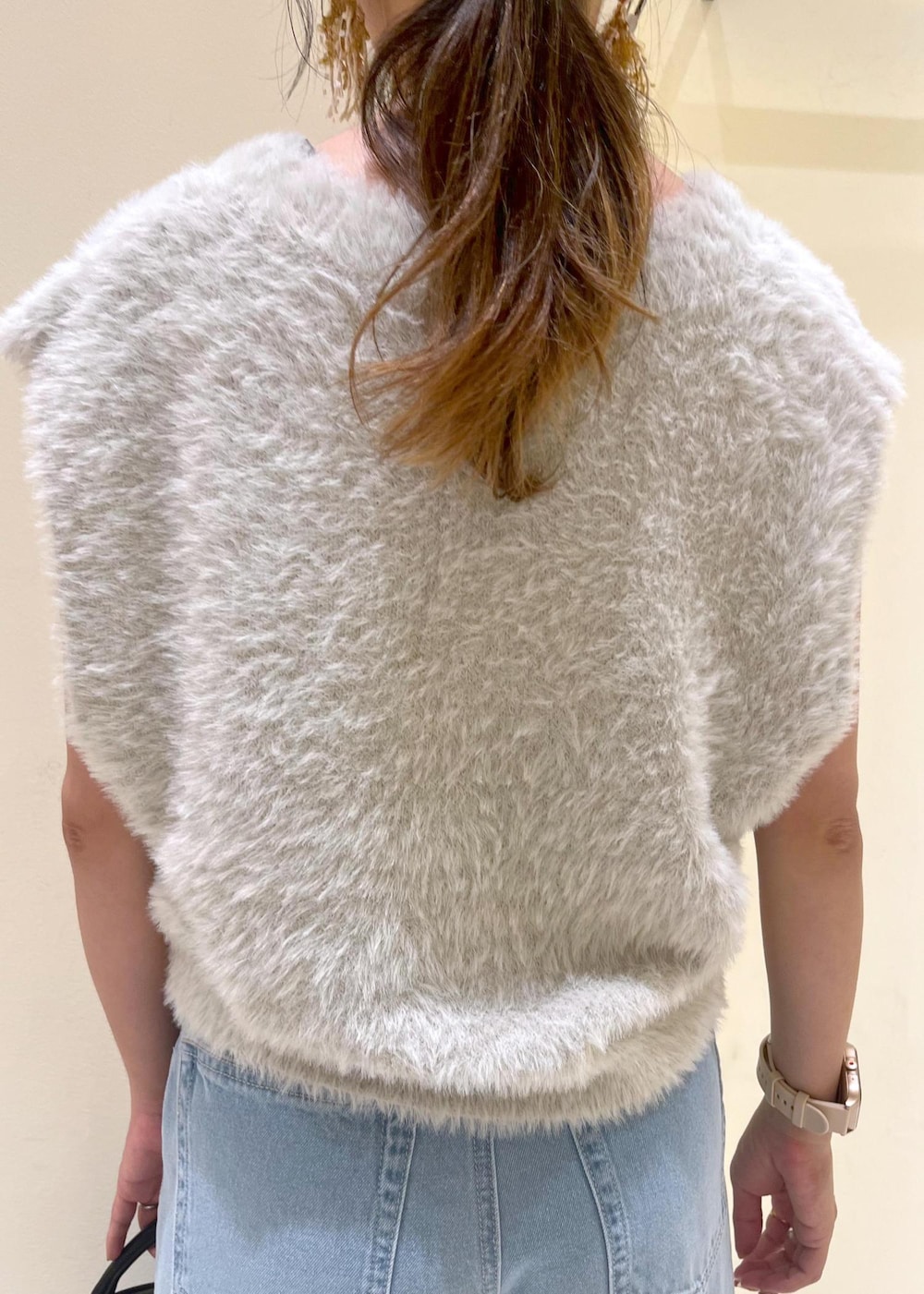 ブルー系のデニムパンツ、グレー系のベスト、ブラック系のローファーを着用したレディースの秋コーディネートの5枚目の写真