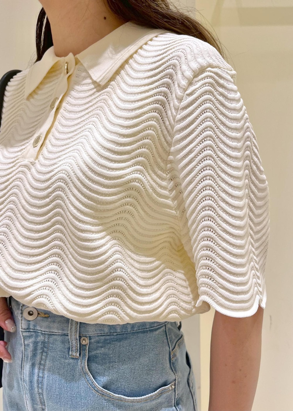 ブルー系のデニムパンツ、ホワイト系のニット/セーター、ブラック系のサンダルを着用したレディースの夏コーディネートの6枚目の写真