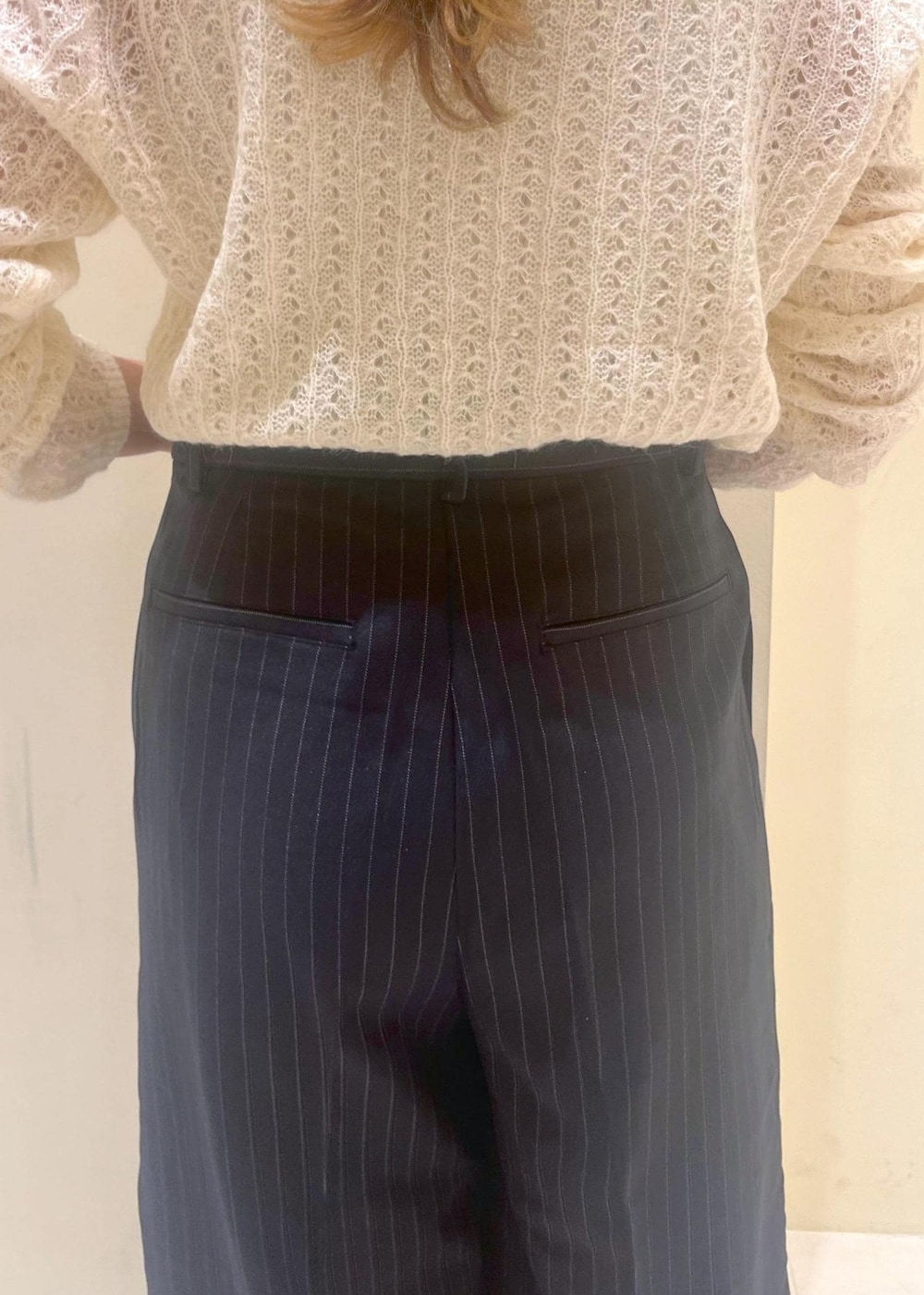 ホワイト系のカーディガン/ボレロ、ブルー系のその他パンツ、ブラウン系のパンプスを着用したレディースの秋コーディネートの7枚目の写真