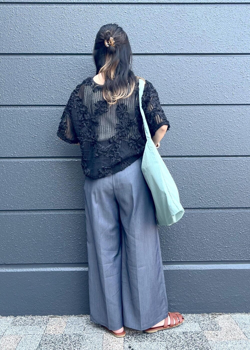 グレー系のタンクトップ、ブラック系のTシャツ/カットソー、ブルー系のその他パンツを着用したレディースの春コーディネートの3枚目の写真