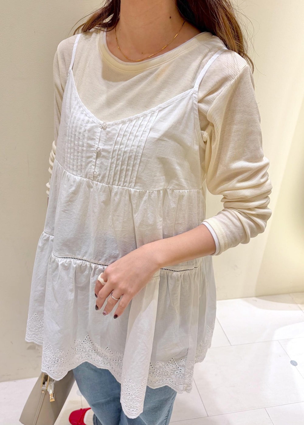 レッド系のバレエシューズ、ベージュ系のショルダーバッグ、ベージュ系のTシャツ/カットソーを着用したレディースの冬コーディネートの4枚目の写真