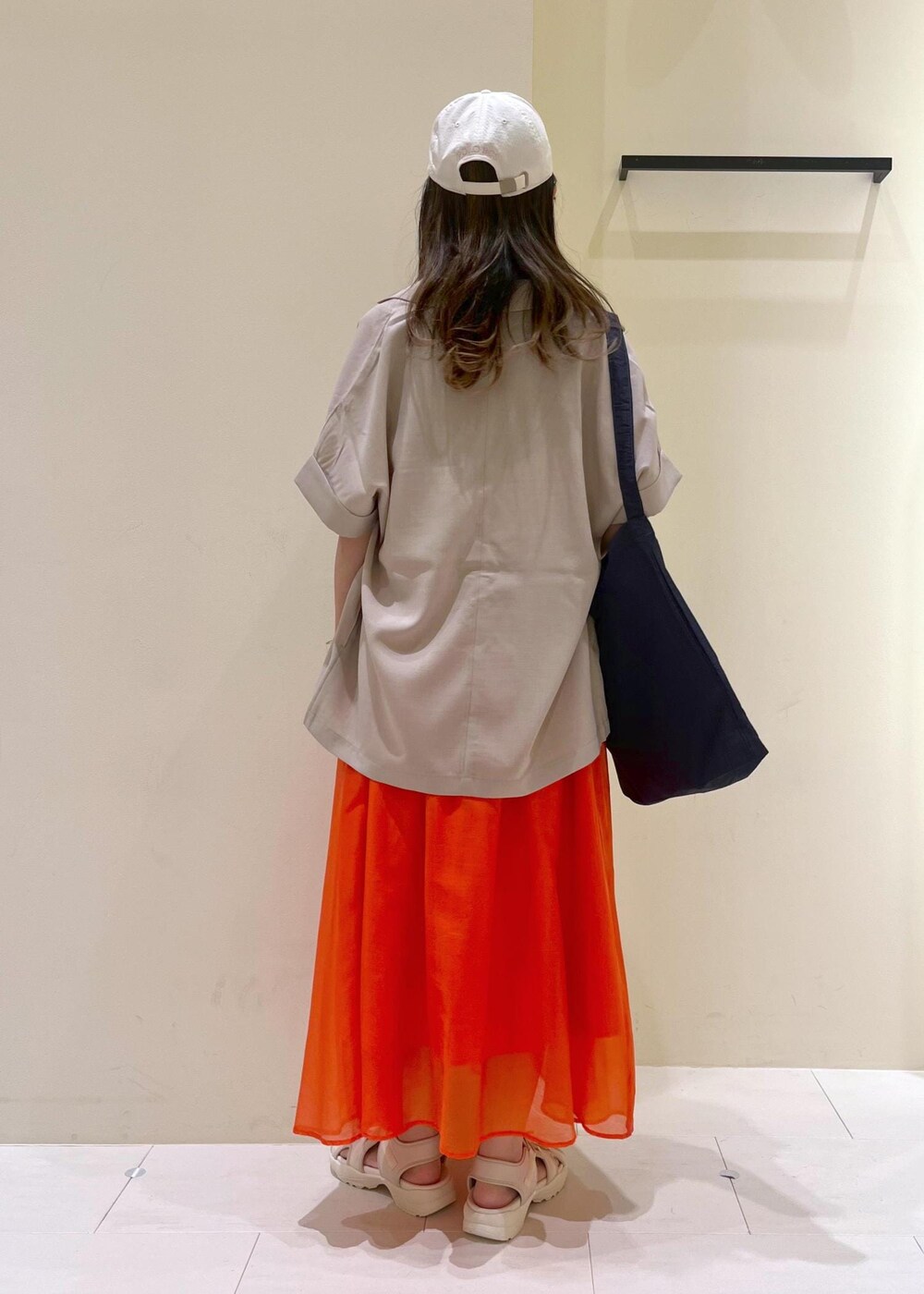 ブラック系のタンクトップ、ホワイト系のTシャツ/カットソー、ホワイト系のサンダルを着用したレディースの春コーディネートの3枚目の写真