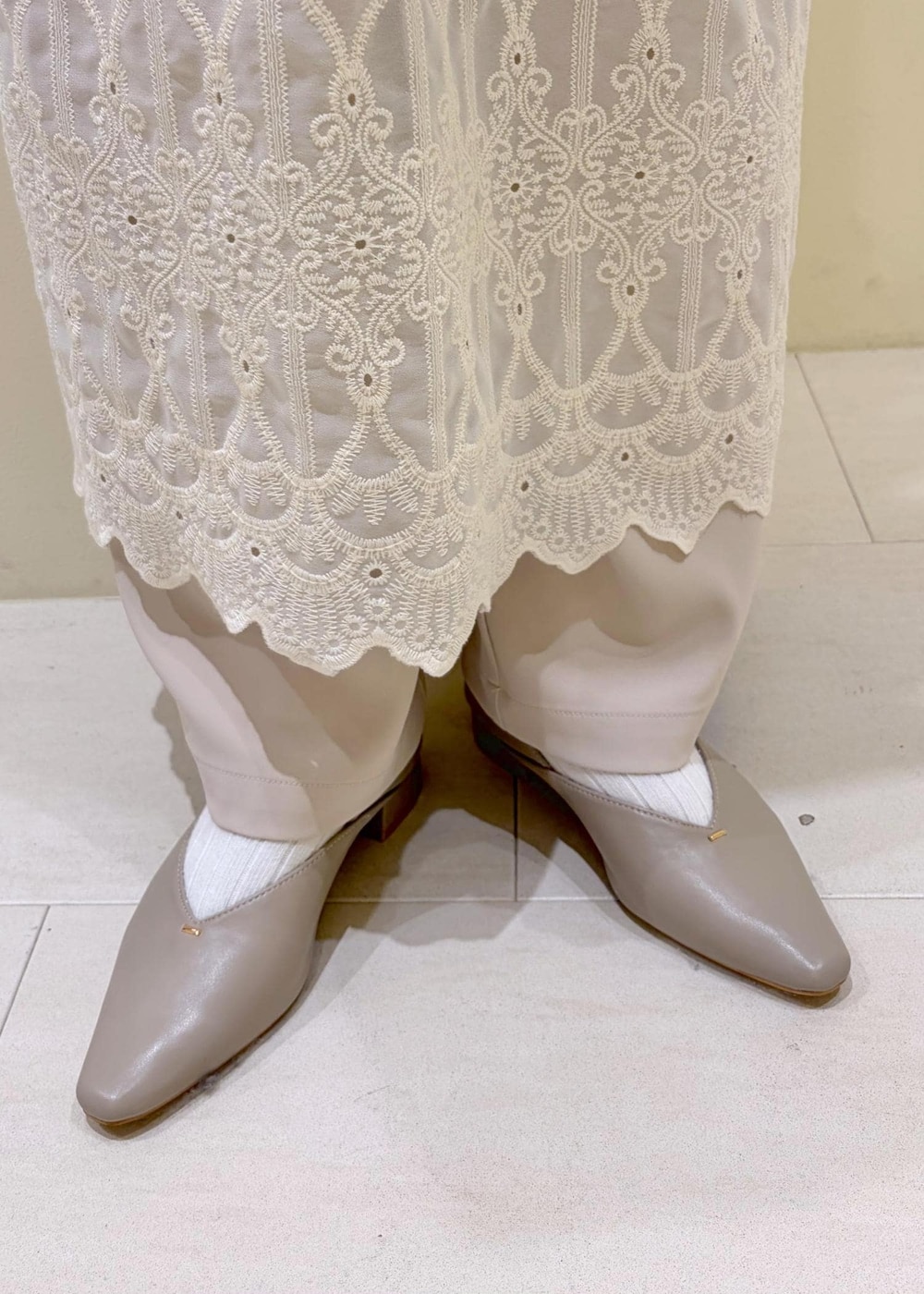 ベージュ系のパンプス、ホワイト系のワンピース、ベージュ系のその他パンツを着用したレディースの春コーディネートの10枚目の写真