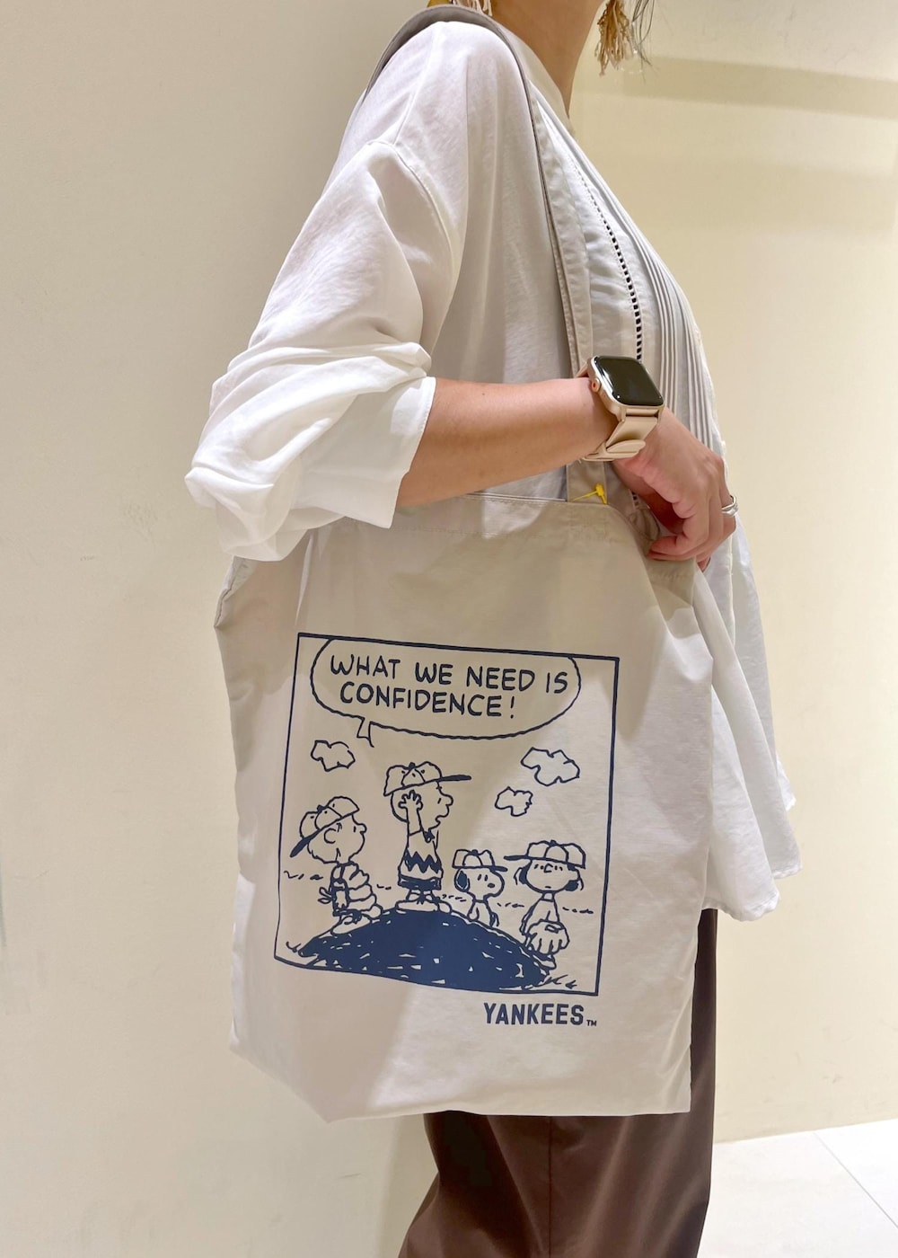 シルバー系のバレエシューズ、ブラウン系のその他パンツ、ホワイト系のシャツ/ブラウスを着用したレディースの秋コーディネートの8枚目の写真