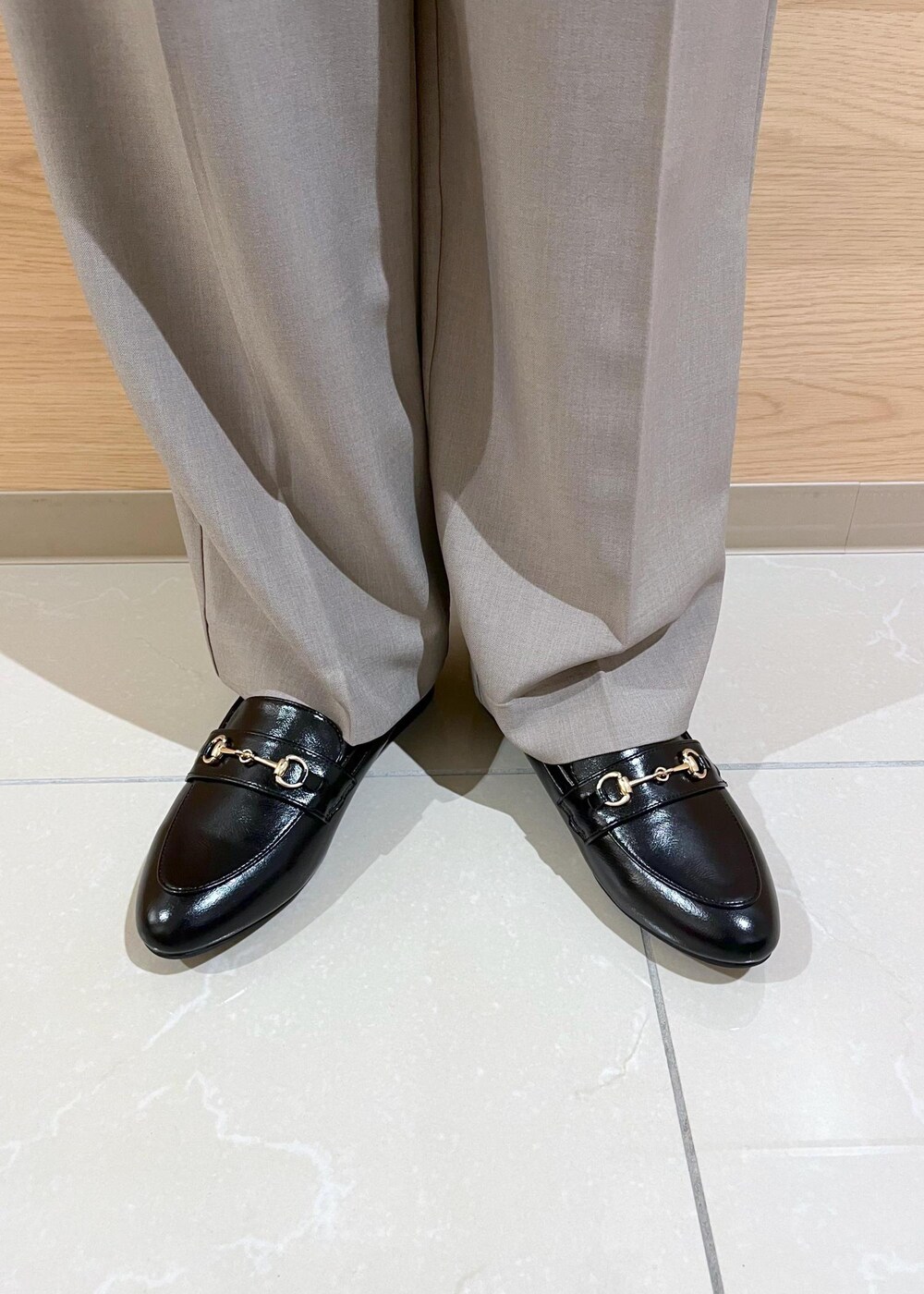 ブラック系のローファー、ブラック系のハンドバッグ、ブラック系のパンプスを着用したレディースの冬コーディネートの10枚目の写真