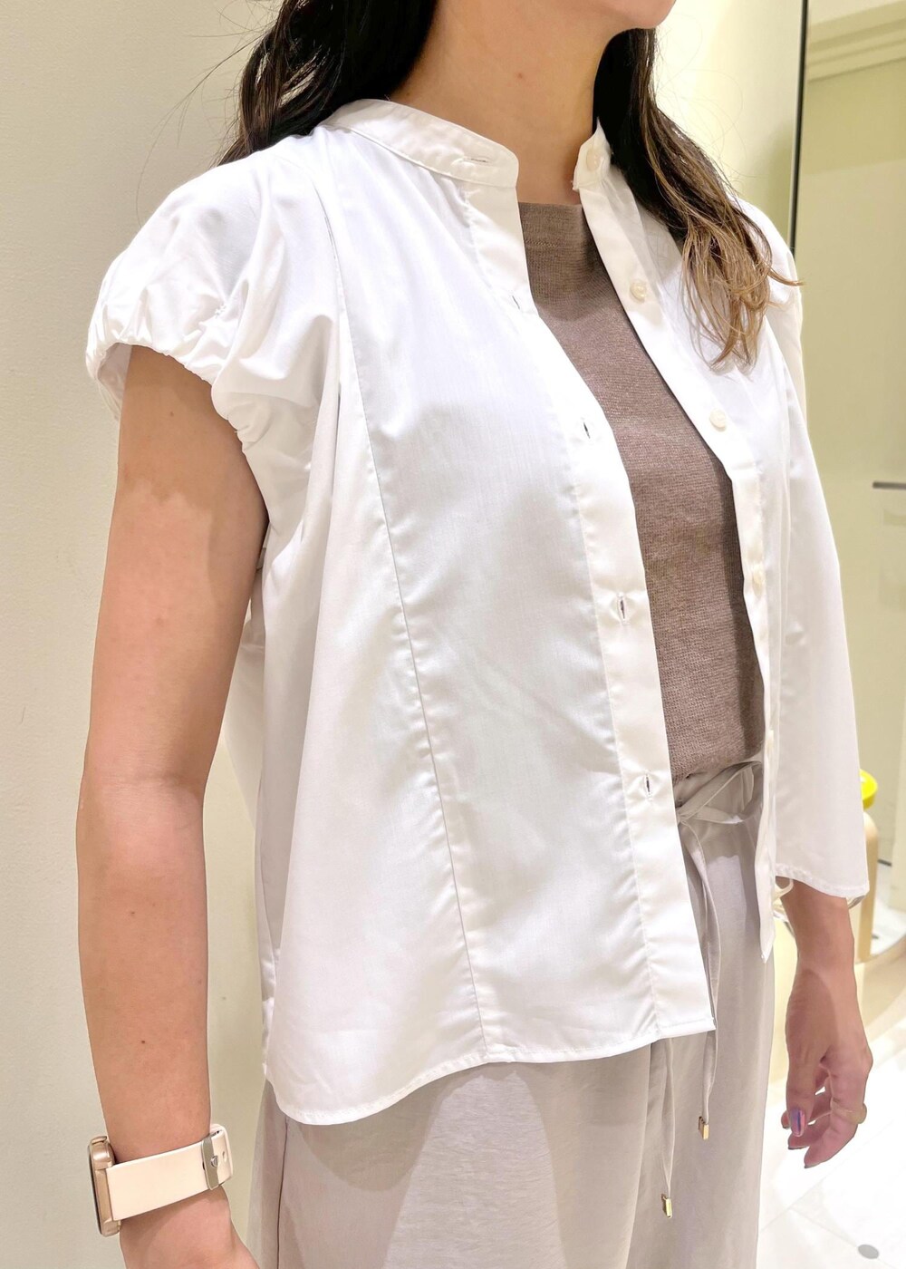 その他のニット/セーター、ベージュ系のその他パンツ、ブラック系のサンダルを着用したレディースの夏コーディネートの5枚目の写真