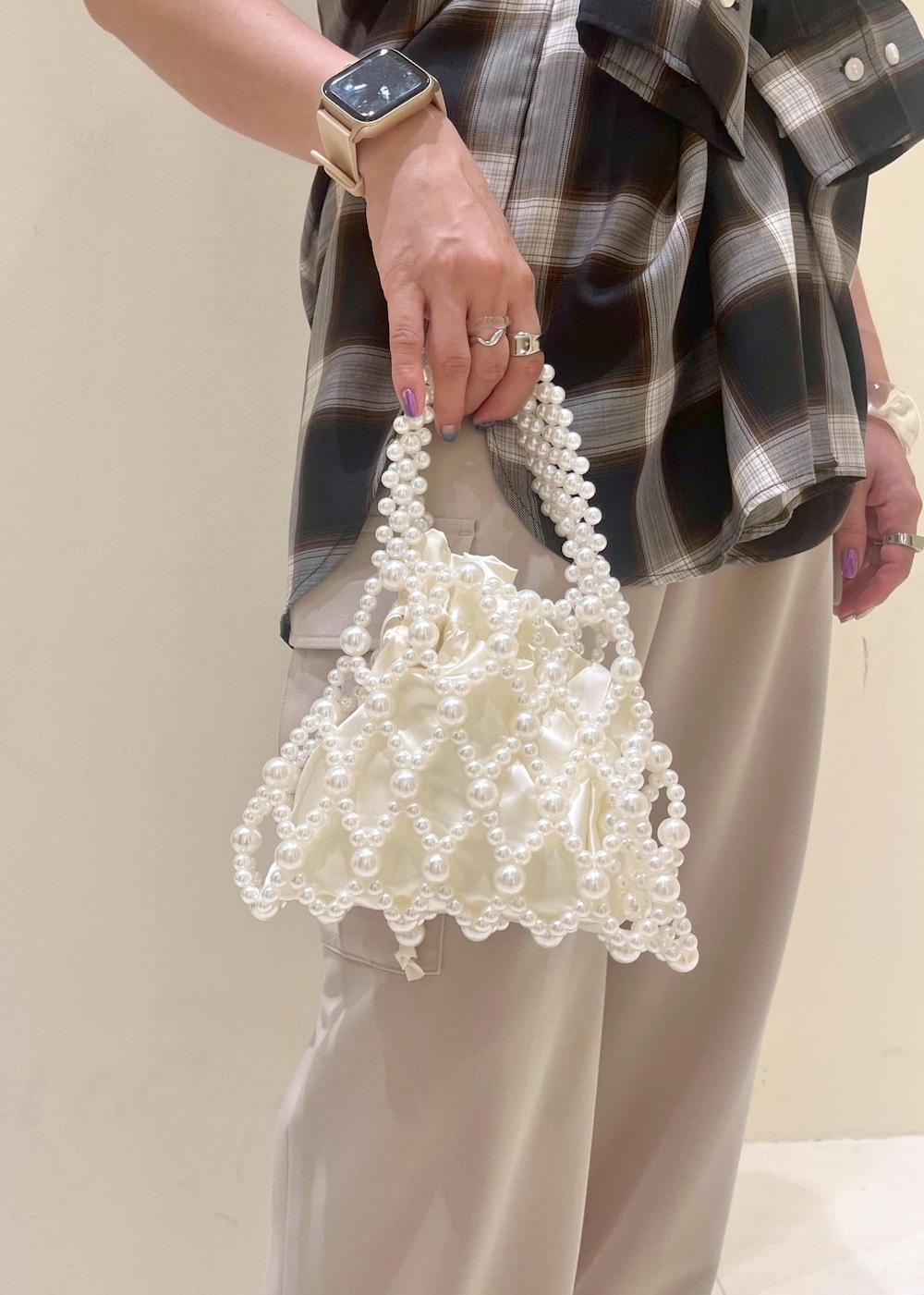 ブラック系のニット/セーター、ベージュ系のカーゴパンツ、ブラウン系のサンダルを着用したレディースの夏コーディネートの9枚目の写真