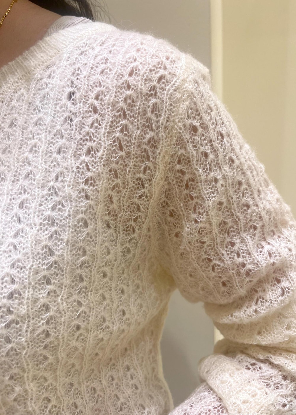 ホワイト系のカーディガン/ボレロ、ブルー系のその他パンツ、ブラウン系のパンプスを着用したレディースの秋コーディネートの5枚目の写真